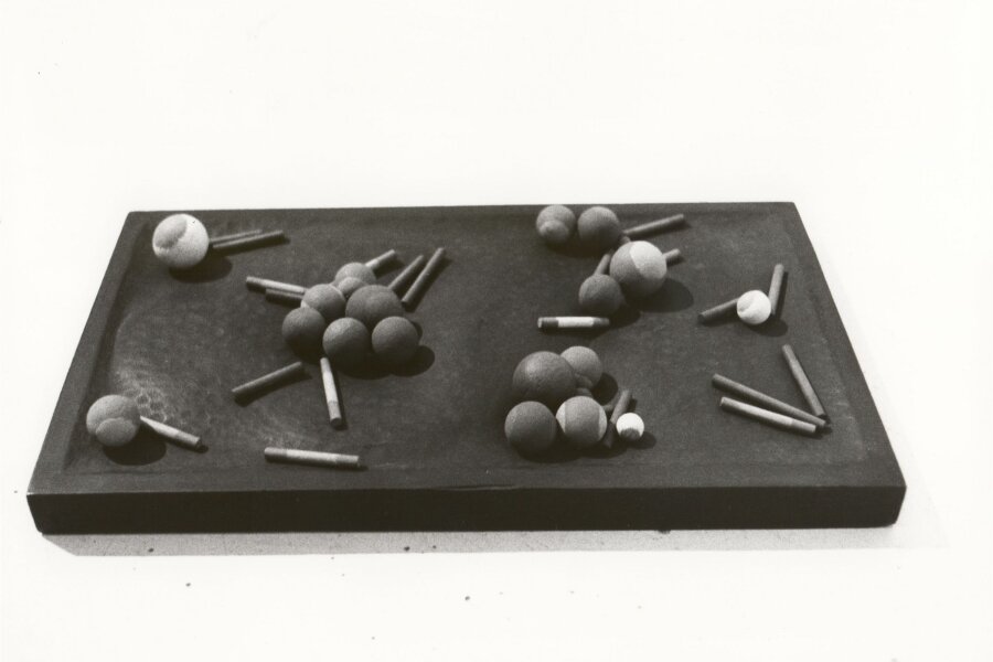 Miloš Cvach, Bez názvu, 1976, malované dřevo a korek (vinylová barva – černá, zelená a žlutá, modrá a fialová, červená a oranžová), 45,5x27x3 cm